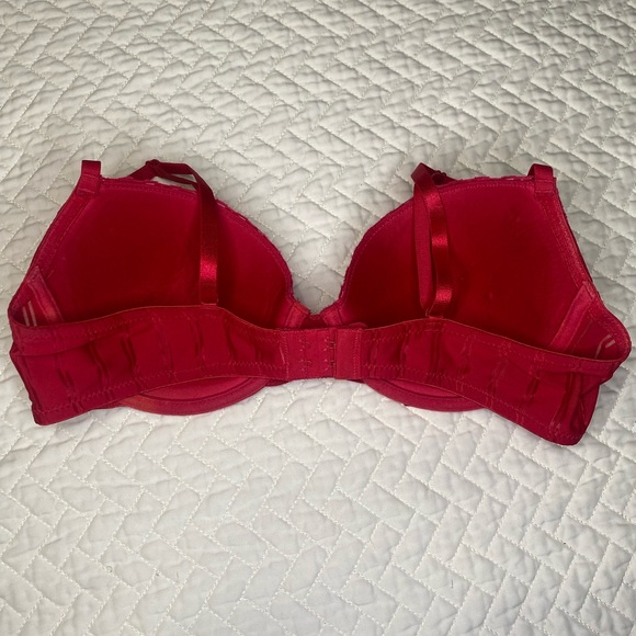 Red Bra - Picture 3 of 9